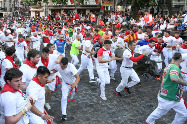 Fotos del sexto encierro de San Fermín con toros de Escolar. |