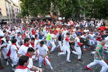 Fotos del sexto encierro de San Fermín con toros de Escolar. |