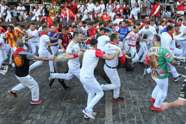 Fotos del sexto encierro de San Fermín con toros de Escolar. |