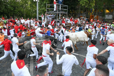 Fotos del sexto encierro de San Fermín con toros de Escolar. |