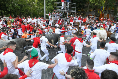 Fotos del sexto encierro de San Fermín con toros de Escolar. |