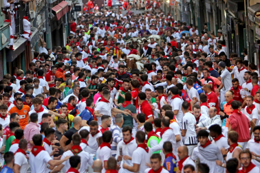 Fotos del sexto encierro de San Fermín con toros de Escolar. |