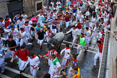 Fotos del sexto encierro de San Fermín con toros de Escolar. |