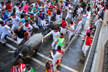 Fotos del sexto encierro de San Fermín con toros de Escolar. |