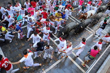 Fotos del sexto encierro de San Fermín con toros de Escolar. |