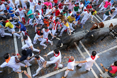 Fotos del sexto encierro de San Fermín con toros de Escolar. |