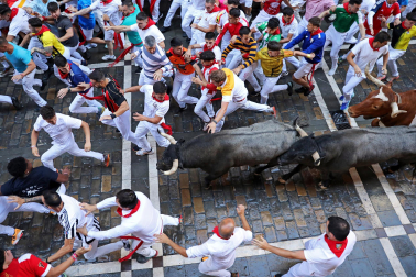 Fotos del sexto encierro de San Fermín con toros de Escolar. |