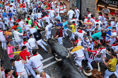 Fotos del sexto encierro de San Fermín con toros de Escolar. |