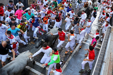Fotos del sexto encierro de San Fermín con toros de Escolar. |