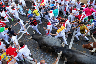Fotos del sexto encierro de San Fermín con toros de Escolar. |