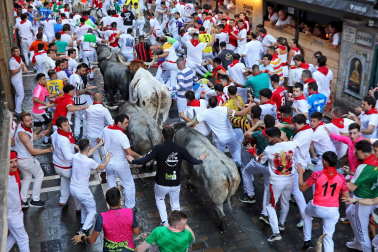 Fotos del sexto encierro de San Fermín con toros de Escolar. |