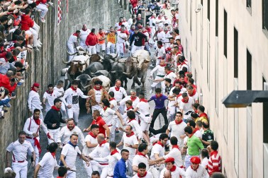 Fotos del sexto encierro de San Fermín con toros de Escolar. |
