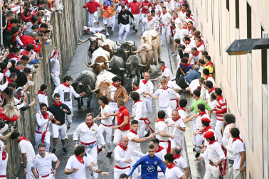 Fotos del sexto encierro de San Fermín con toros de Escolar. |