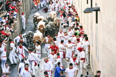 Fotos del sexto encierro de San Fermín con toros de Escolar. |