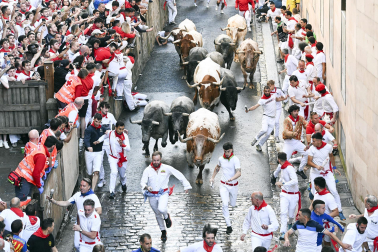 Fotos del sexto encierro de San Fermín con toros de Escolar. |