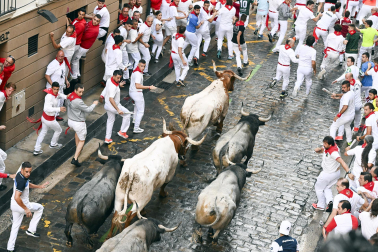 Fotos del sexto encierro de San Fermín con toros de Escolar. |