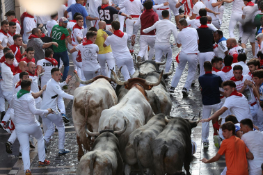 Fotos del sexto encierro de San Fermín con toros de Escolar. |