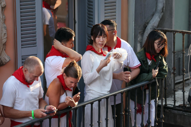 Fotos del sexto encierro de San Fermín con toros de Escolar. |