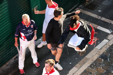 Fotos del sexto encierro de San Fermín con toros de Escolar. |