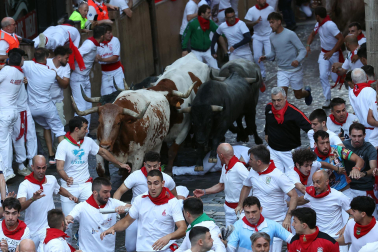 Fotos del sexto encierro de San Fermín con toros de Escolar. |