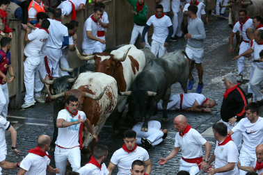 Fotos del sexto encierro de San Fermín con toros de Escolar. |