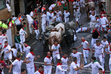 Fotos del sexto encierro de San Fermín con toros de Escolar. |