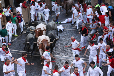 Fotos del sexto encierro de San Fermín con toros de Escolar. |