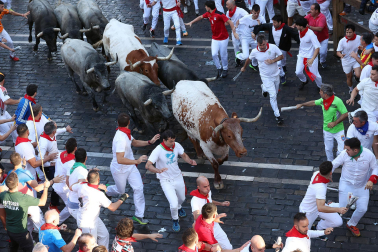 Fotos del sexto encierro de San Fermín con toros de Escolar. |
