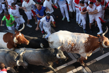 Fotos del sexto encierro de San Fermín con toros de Escolar. |