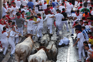 Fotos del sexto encierro de San Fermín con toros de Escolar. |