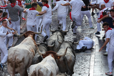 Fotos del sexto encierro de San Fermín con toros de Escolar. |