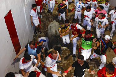 Fotos del sexto encierro de San Fermín con toros de Escolar. |