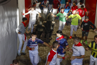 Fotos del sexto encierro de San Fermín con toros de Escolar. |