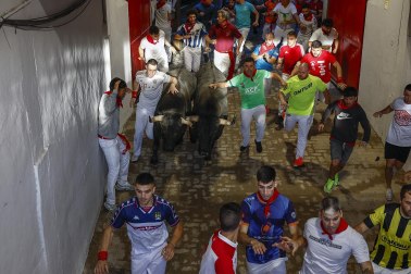 Fotos del sexto encierro de San Fermín con toros de Escolar. |
