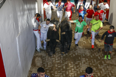 Fotos del sexto encierro de San Fermín con toros de Escolar. |