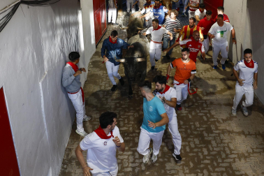 Fotos del sexto encierro de San Fermín con toros de Escolar. |