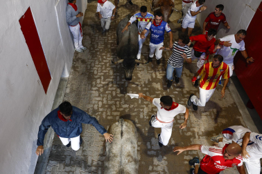 Fotos del sexto encierro de San Fermín con toros de Escolar. |