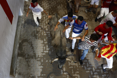 Fotos del sexto encierro de San Fermín con toros de Escolar. |