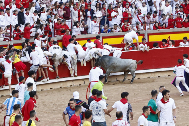 Fotos del sexto encierro de San Fermín con toros de Escolar. |