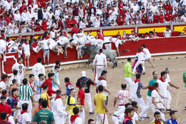 Fotos del sexto encierro de San Fermín con toros de Escolar. |