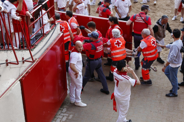 Fotos del sexto encierro de San Fermín con toros de Escolar. |