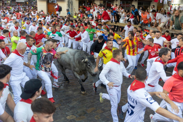 Fotos del sexto encierro de San Fermín con toros de Escolar. |