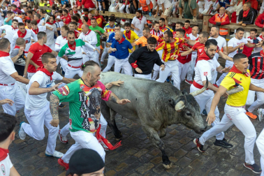 Fotos del sexto encierro de San Fermín con toros de Escolar. |