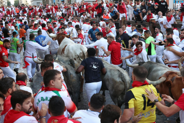 Fotos del sexto encierro de San Fermín con toros de Escolar. |