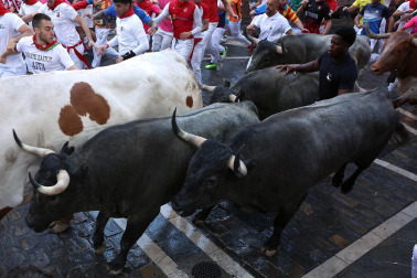 Fotos del sexto encierro de San Fermín con toros de Escolar. |