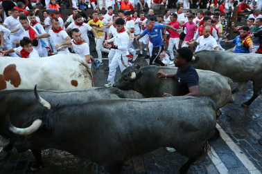 Fotos del sexto encierro de San Fermín con toros de Escolar. |