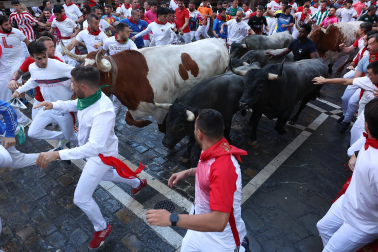 Fotos del sexto encierro de San Fermín con toros de Escolar. |