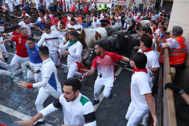 Fotos del sexto encierro de San Fermín con toros de Escolar. |