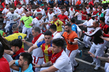 Fotos del sexto encierro de San Fermín con toros de Escolar. |