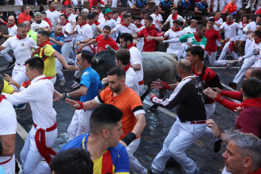 Fotos del sexto encierro de San Fermín con toros de Escolar. |